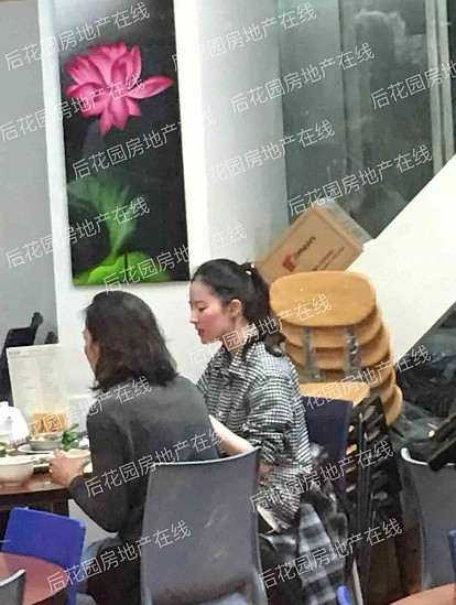 刘亦菲现身奥克兰CBD，疯狂打卡网红餐厅，吃货本色暴露无遗