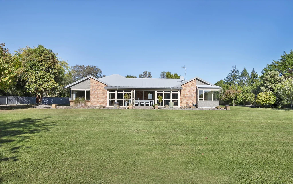 Aokautere 4 Slaapkamer Complete lifestyle package with five car garaging!