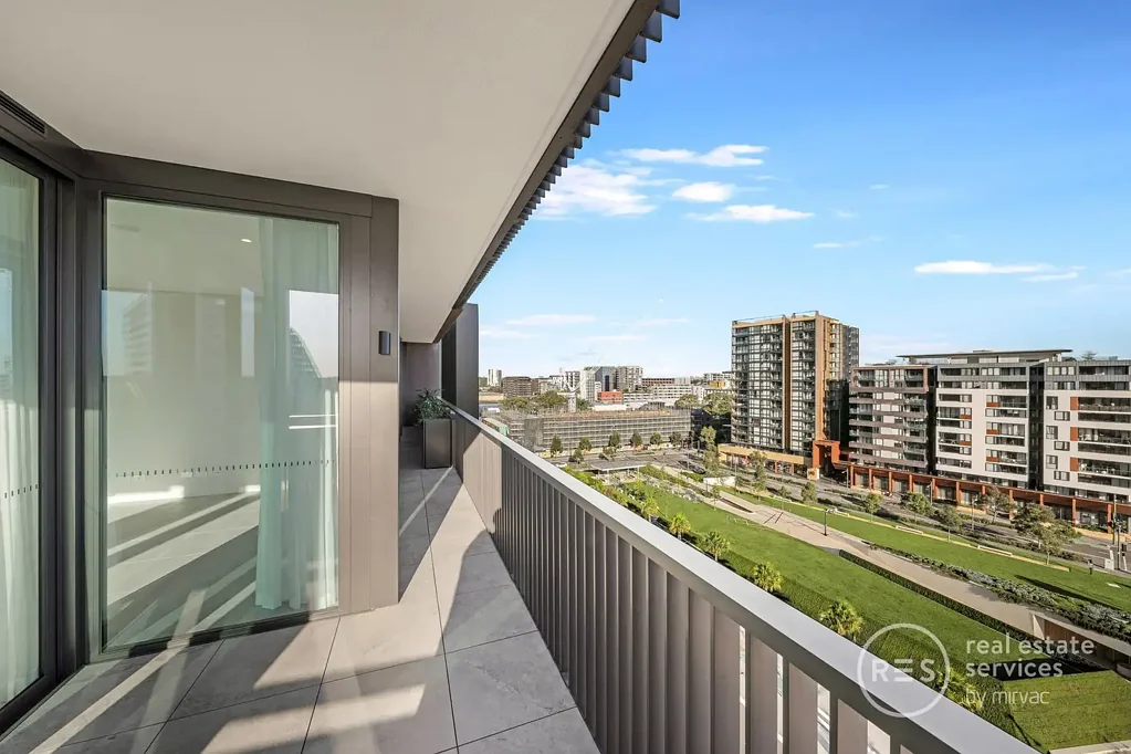 Parkside City Living Meets Urban Sophistication in this near New 3-bedroom at 'Portman on the Park'