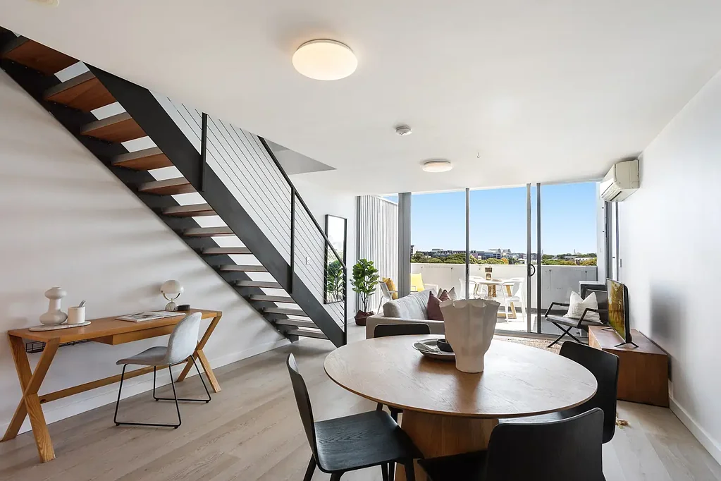 Alexandria 2Kwarto North-Facing Top-Floor Apartment with a Sweeping City View