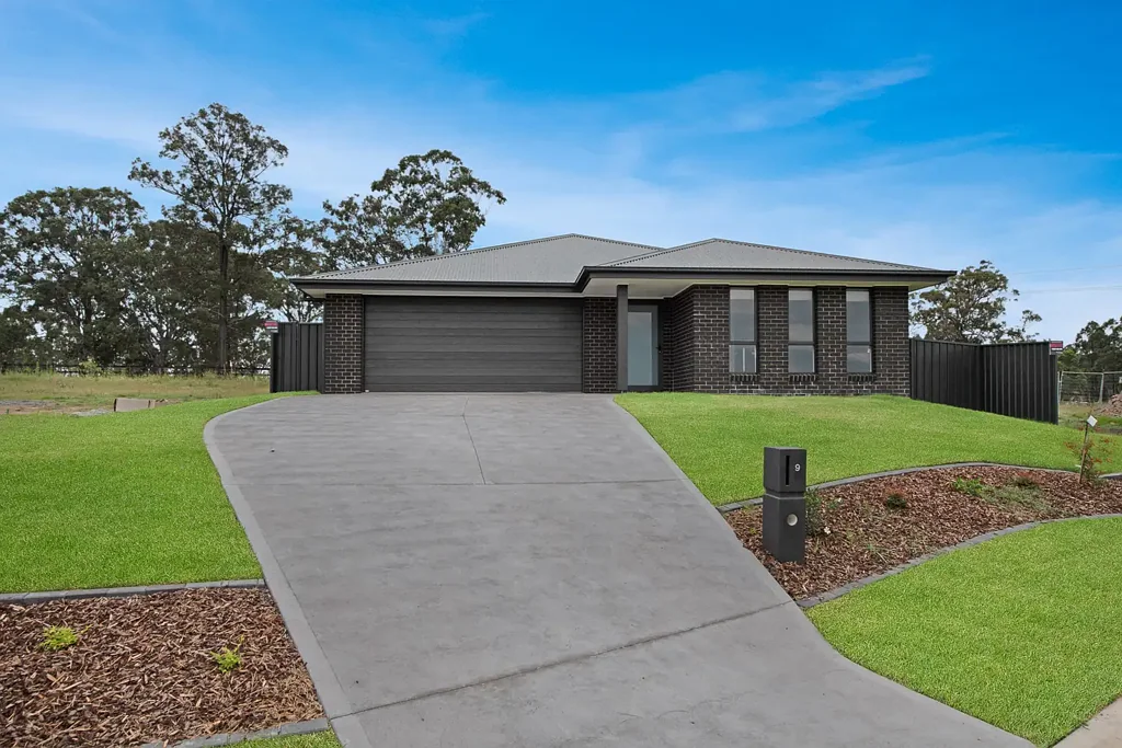 MODERN FAMILY 4 BEDROOM HOME IN PEACEFUL BUCHANAN