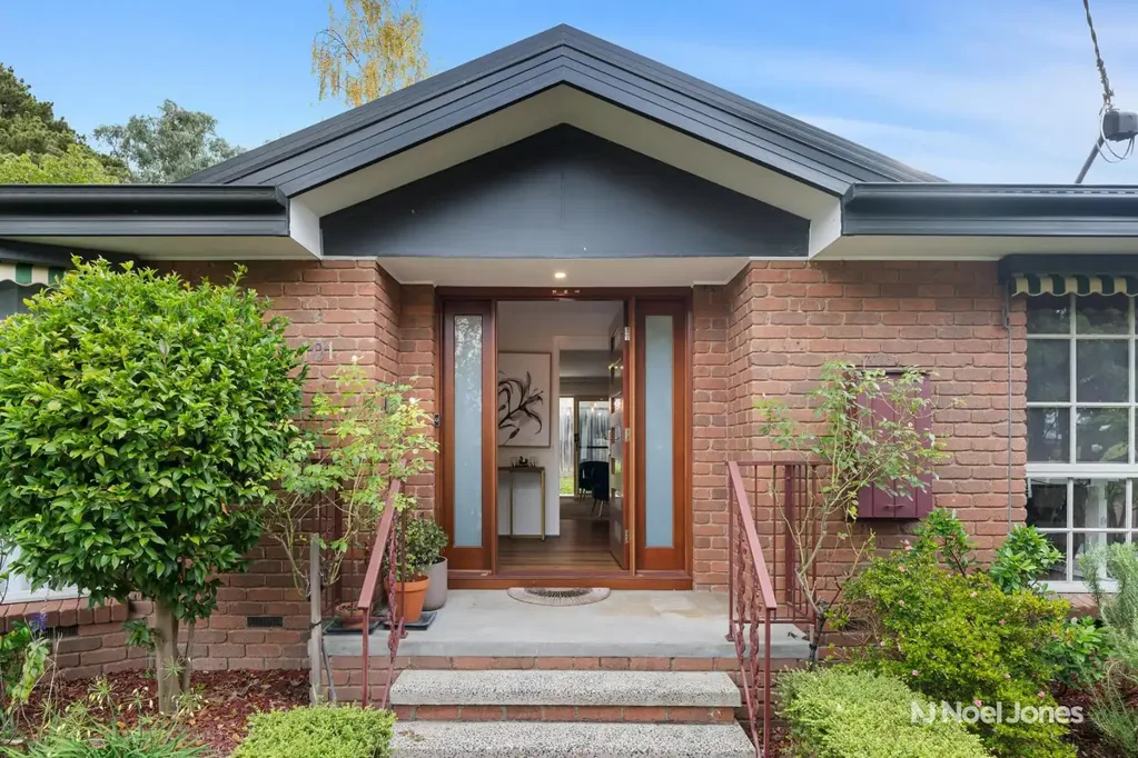 Croydon Hills 4房 Yarra Valley Grammar入口 私人转角地块 成熟花园环绕 宁静私密 宽敞室内外空间 四卧带套间浴 全年娱乐甲板 低维护生活 近学校公园购物 Perfect First Family Home In A Blue-Chip School Pocket