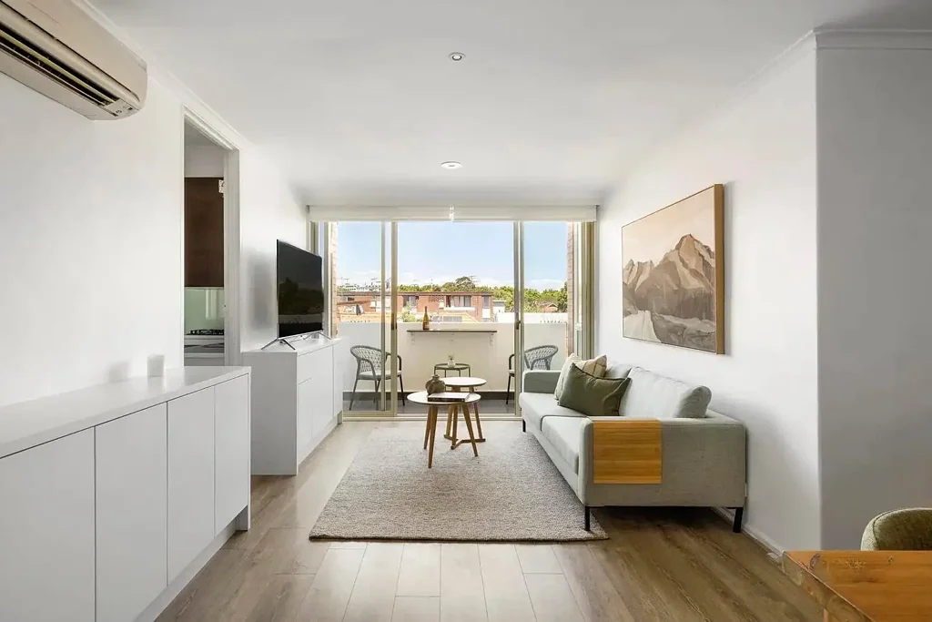 St Kilda West 2房 St Kilda West地标公寓 阳光开放式设计 地板到天花板玻璃门 私人阳台树梢景观 西门子电器 主卧步入式衣帽间 浴室双水槽 步行海滩公园 电车便捷 A true bayside retreat – inner city convenience and Middle Park prestige.