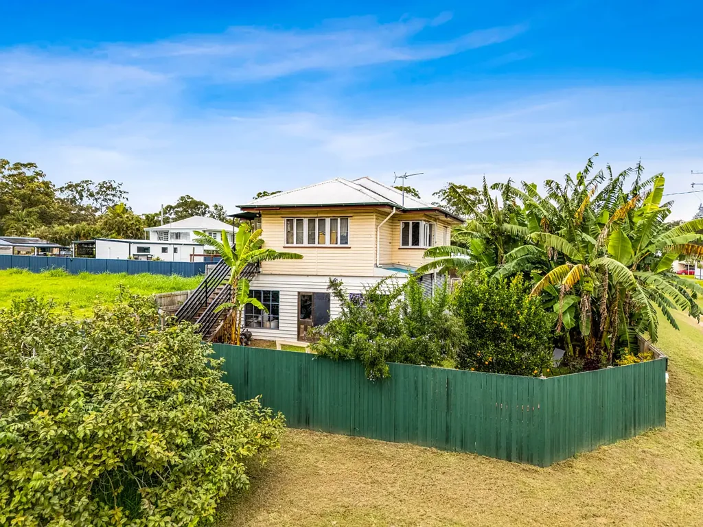 Russell Island 2બેડરૂમ Charming High-Set Queenslander Packed with Potential