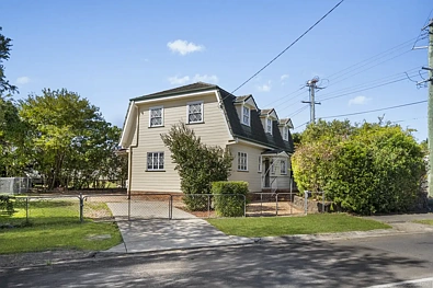Booval 4બેડરૂમ Unique Two-Story Opportunity, Unbeatable Corner Block Convenience in the Heart of Booval