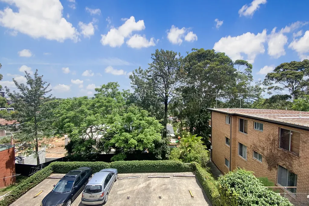 Tidy two bedroom apartment with pleasant leafy view