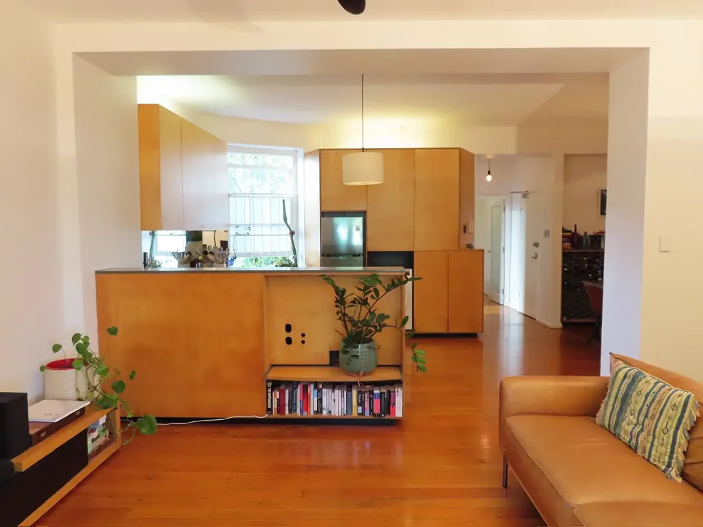 Oversized Art Deco One-Bedroom with Enclosed Balcony – Perfect for Entertaining