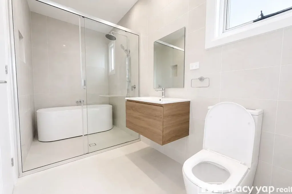 Stylish 5-Bedroom Duplex | Just 1 Minute to Eastwood Public School