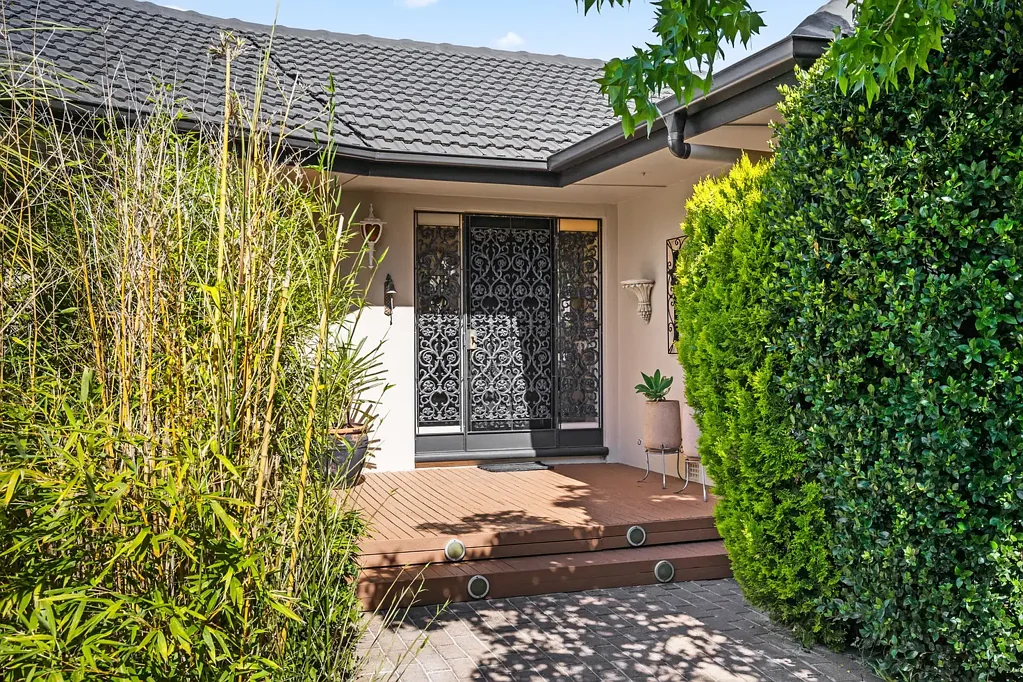 Bellevue Heights 4침실 A double-brick Hills beauty with corner-block reach and nature on call.