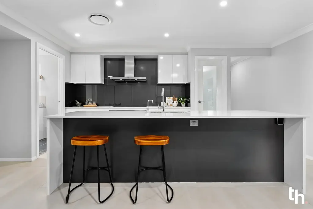 Cameron Park 4chambre Immaculate Presentation, Triple Garage, and Lifestyle-Focused Design