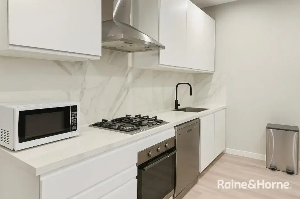 4-Bedroom Gem By The Beach