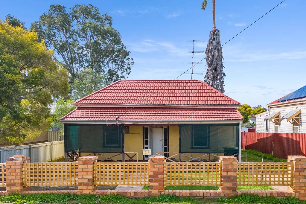Northam 3房  Renovator's Opportunity Near the Avon River – Packed with Potential