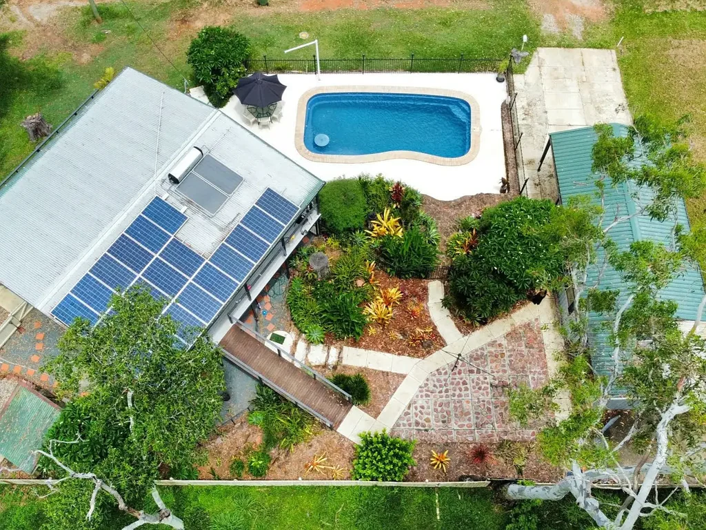 Macleay Island 2房 Elevated 837m²地块 2卧1.5浴 闪烁水景 盐水泳池 岛屿生活 便利社区 Water Views and Poolside Bliss