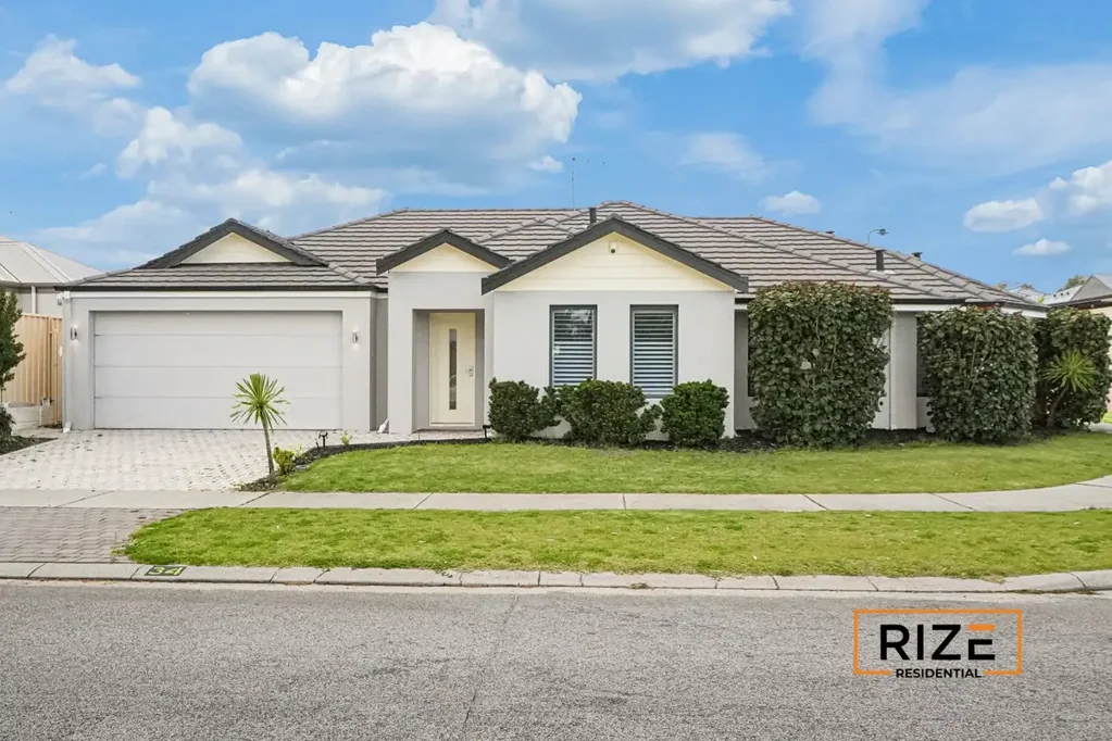 Hocking 3房  Beautiful Parkside Living on corner block with Exquisite, low maintenance 3 x 2 x 2 + Theater!!