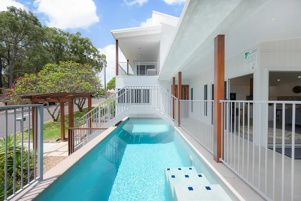 Tannum Sands 4房  COASTAL THREE-STORY HOME WITHIN WALKING DISTANCE TO BEACH WITH OCEAN VIEWS + POOL + SHED