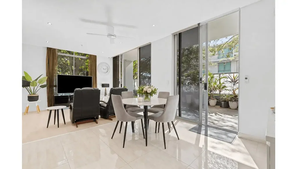 Spacious Apartment with Huge Private Courtyard in a Prime Southport Location