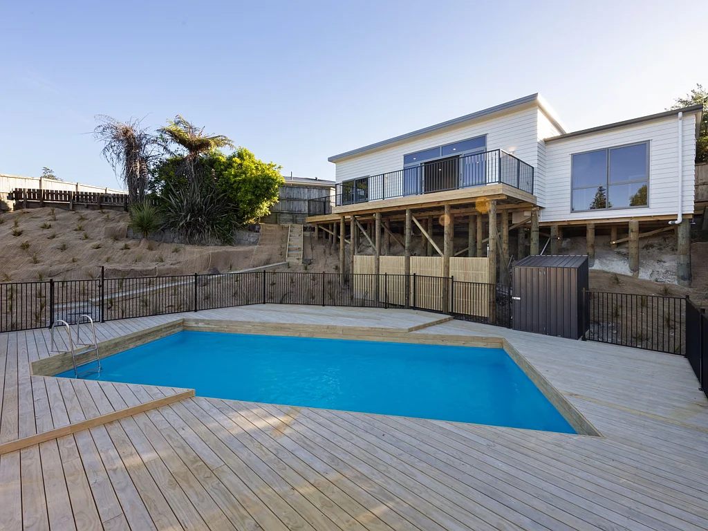 Queenwood 3 Bedroom Brand new Poolside living!