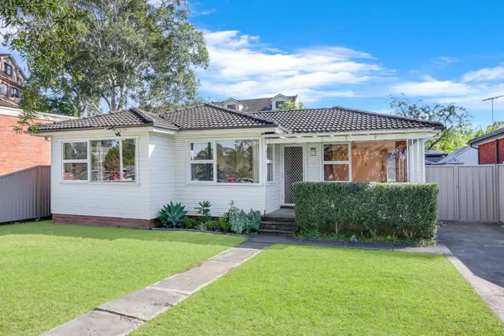 Toongabbie 3房 位置优越，靠近火车站300米。适合年轻家庭、换置小户型买家或慧眼投资者。整个房屋铺有木地板，现代厨房，客厅配有空调。漂亮平坦地块，约556平方米。适合翻新者，抓紧时间！ Location is Key!
