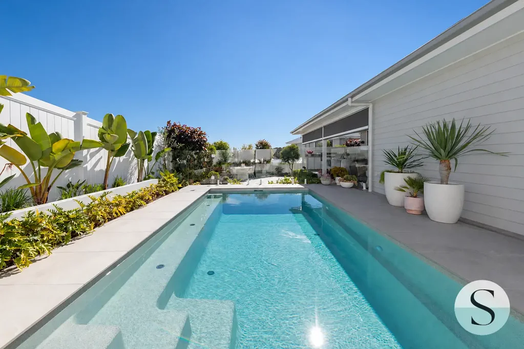 Catherine Hill Bay 4Kwarto Beautifully Proportioned, High End One Level Living for Hard to Please Downsizers wanting Space & Wow Factor!  Beach, Bush & Pool Days!