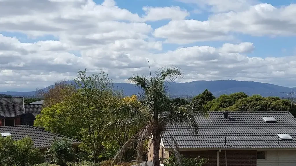 Glen Waverley 3房 Glen Waverley抢手地段 849sqm广阔地块 Dandenong Ranges景观潜力 豪华住宅空间 概念规划图备好 顶尖学校环绕 步行可达公园商圈 Elegant Family Living in a Prime Glen Waverley Pocket