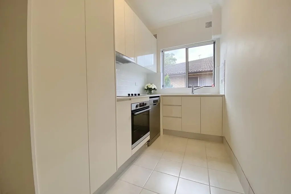 SUNLIT APARTMENT IN CONVENIENT LOCATION