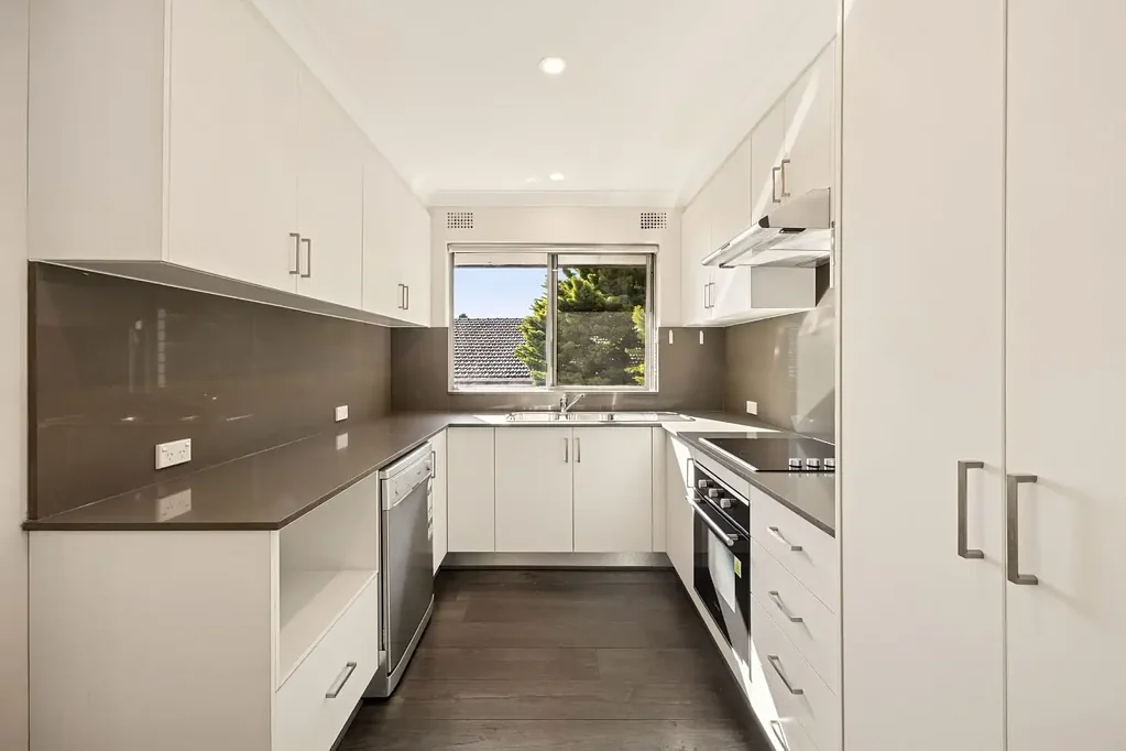 Strathfield 2chambre Top floor corner apartment with leafy views | 400m's from Strathfield Station | North-East Aspect