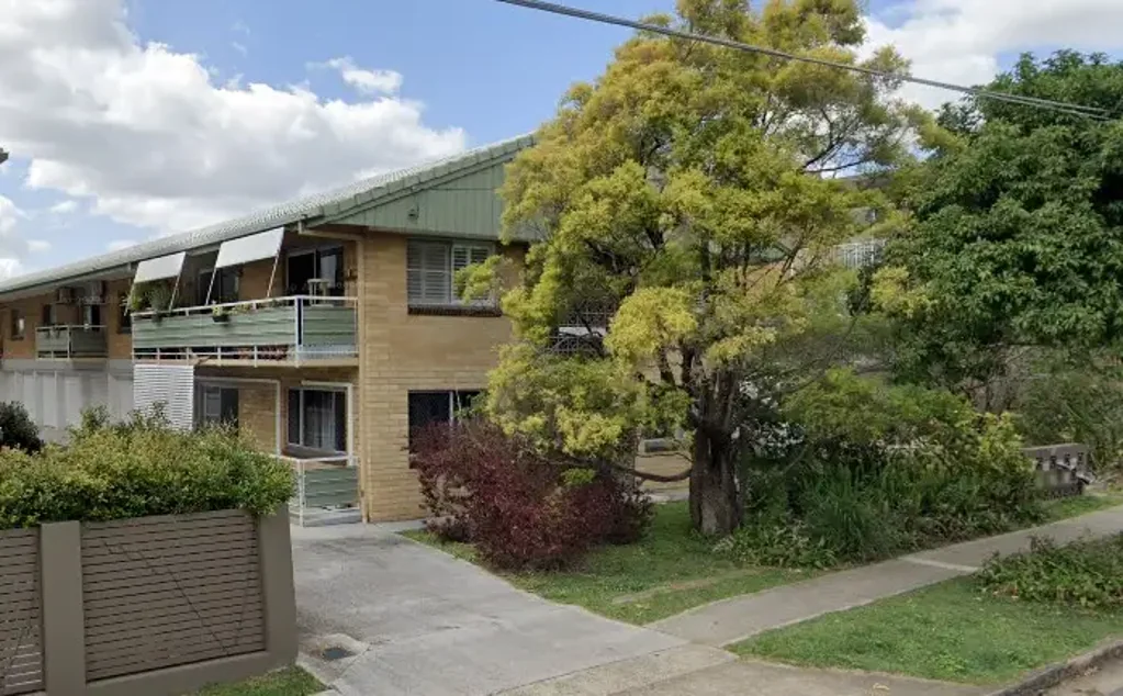 Quiet street and complex- Close to public transport!