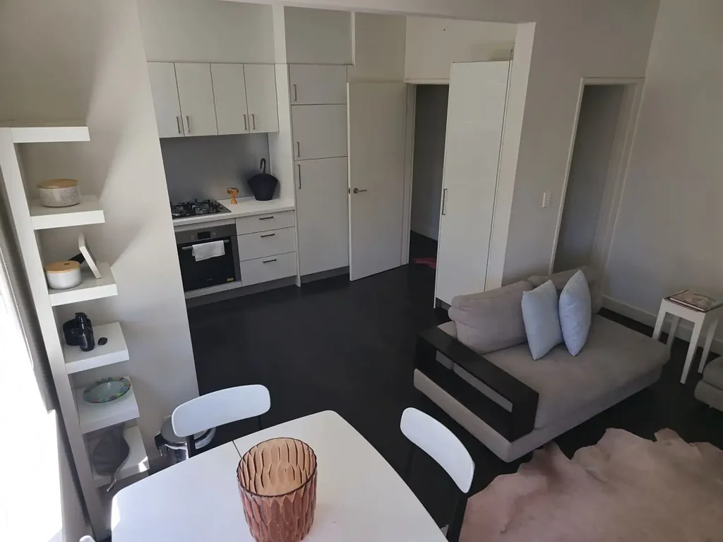 Prahran 1ਬੈੱਡਰੂਮ Stunning renovated sun drenched apartment in the heart of Prahran.