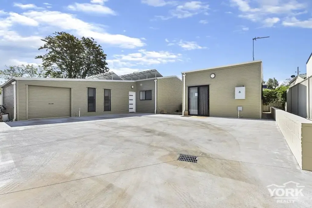 Modern 3 bedroom brick Home with detached Studio in close proximity to the CBD.