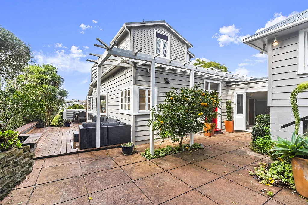 Remuera 4 Slaapkamer Private, Light-Filled Home in Blue-Chip Location