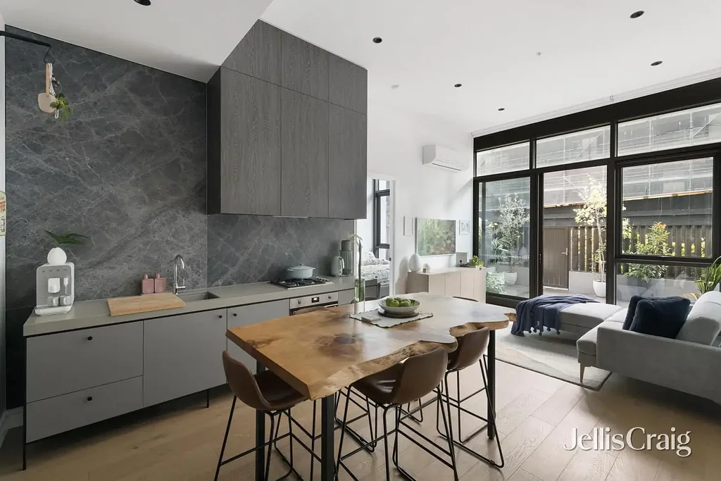 Alphington 2房 The Mills中心地 110㎡阔地 雅拉河畔 高挑顶 Engineered Oak地板 Smeg厨房 全宽露台 地下车位 Refined Industrial Luxury in Lifestyle Locale