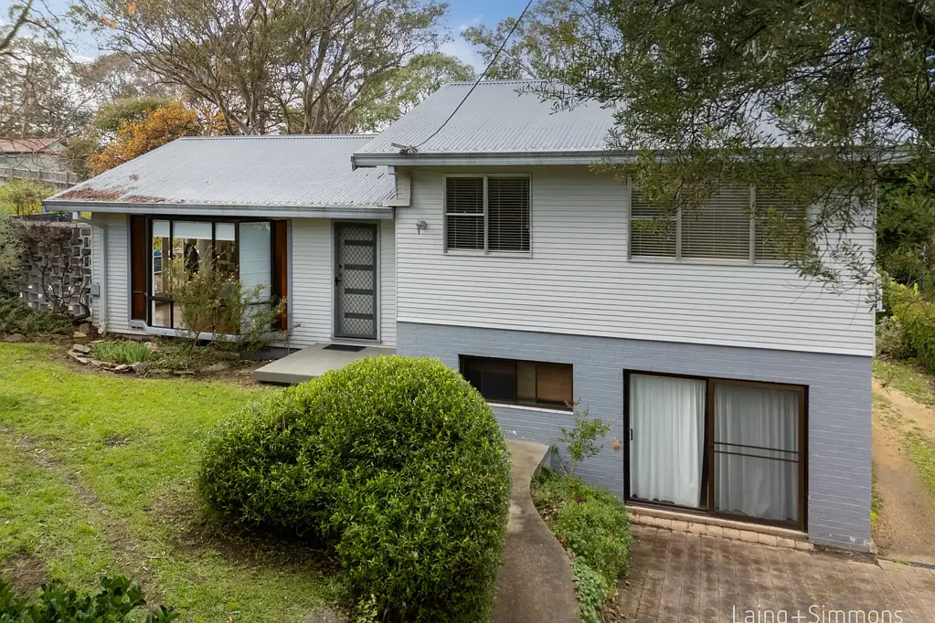 Armidale 4 Bedroom Split-Level Living with Studio Flexibility in Prime Central South Location