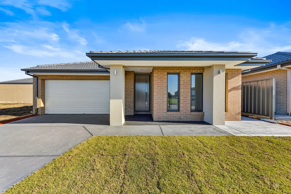 FAMILY LIVING IN - ESSENCE ESTATE !