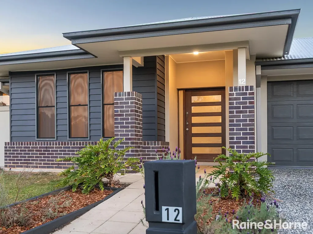 Eatons Hill 4 Bedroom Spacious, Stylish and Perfectly Positioned