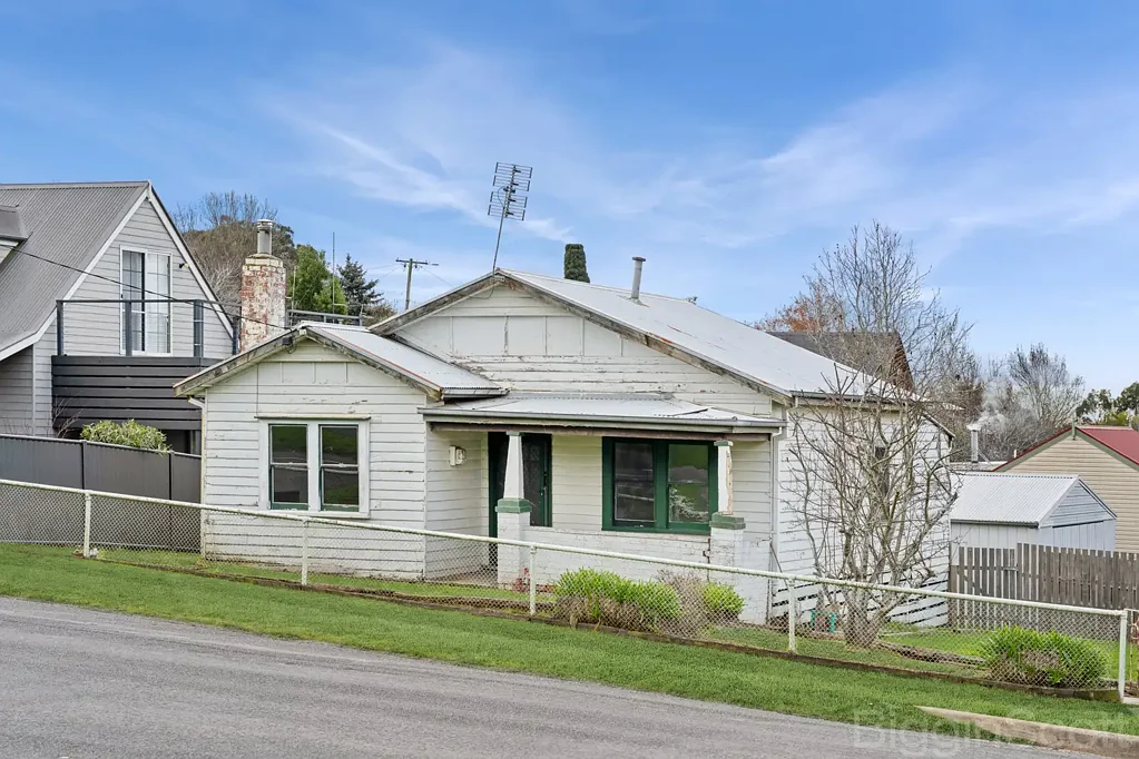 Daylesford 3Kwarto Renovator's Opportunity on Corner Allotment in Central Daylesford