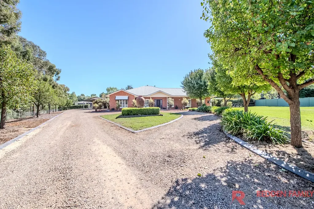 Dubbo 5 Bedroom Stylish Home With Country Ambience!