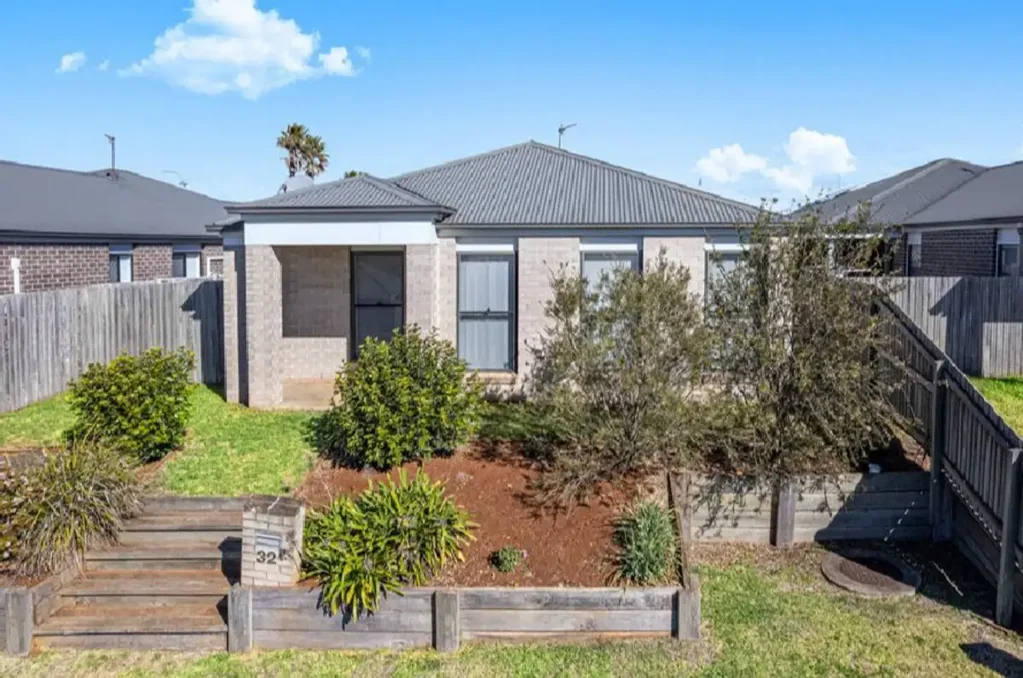 4 bedroom fully fenced home