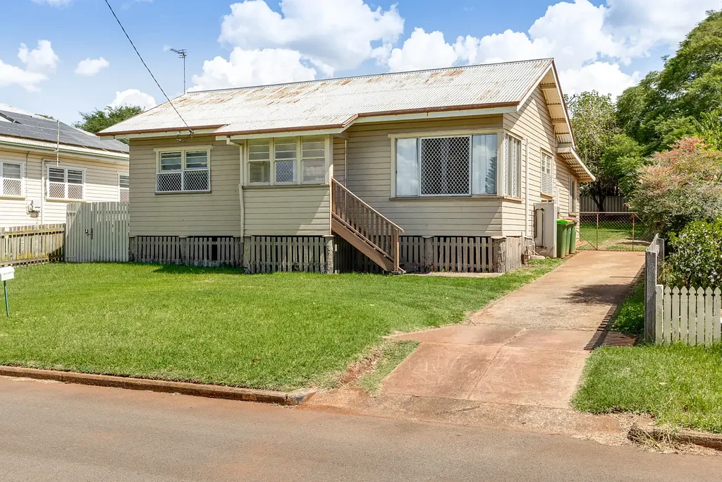 17 Ford Street, Rockville, QLD 4350