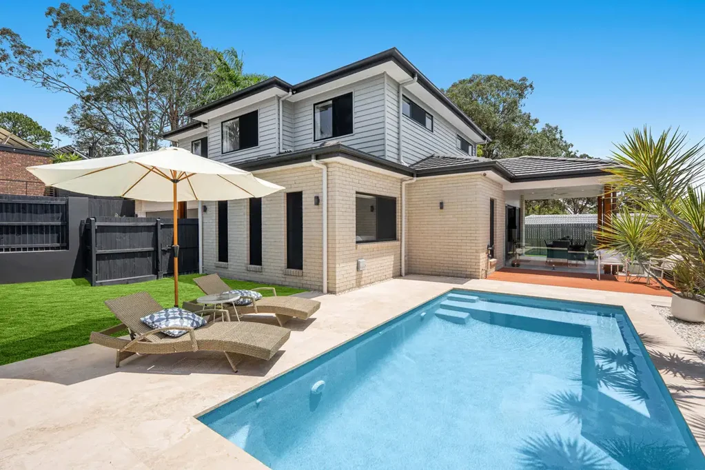 Wellington Point 4房 现代海湾生活 精美两层住宅 开放式起居 设计师厨房 石岛电器 落地玻璃滑门 顶棚户外区 游泳池 四卧四卫 主卧套间 双车库 中央空调 优质学区 紧邻海岸 Contemporary Coastal Living with Pool and Family Flexibility