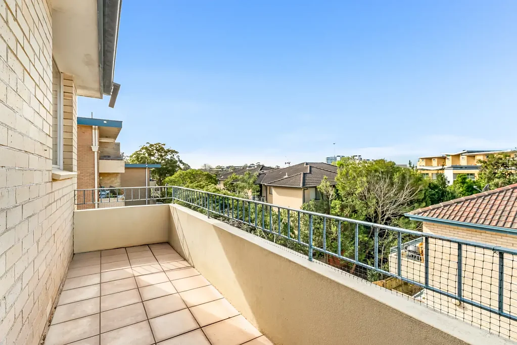 Dee Why 1침실 Sun-Lit Top-Floor Apartment in Prime Location!