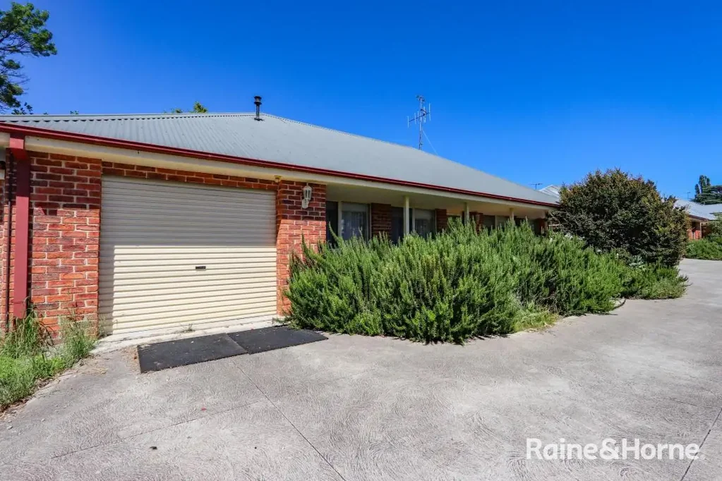 MODERN VILLA WALKING DISTANCE TO TOWN- Available 12/8/26!!!!