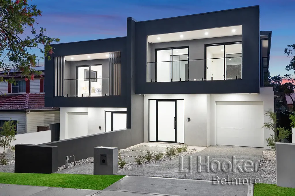 Ultra Luxurious Five Bedroom Duplex in the Heart of Greenacre!