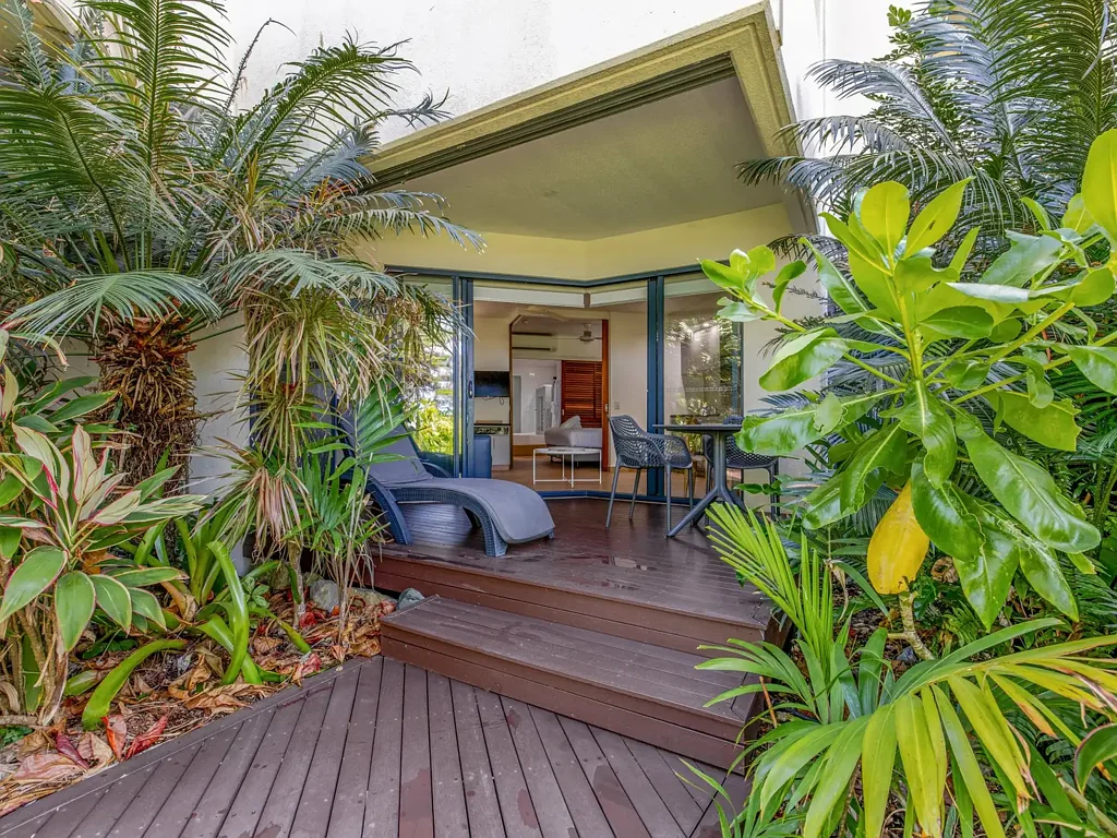 Port Douglas 1Zimmer FANTASTIC BUYING OPPORTUNITY - ABSOLUTE BEACHFRONT GROUND FLOOR APARTMENT.