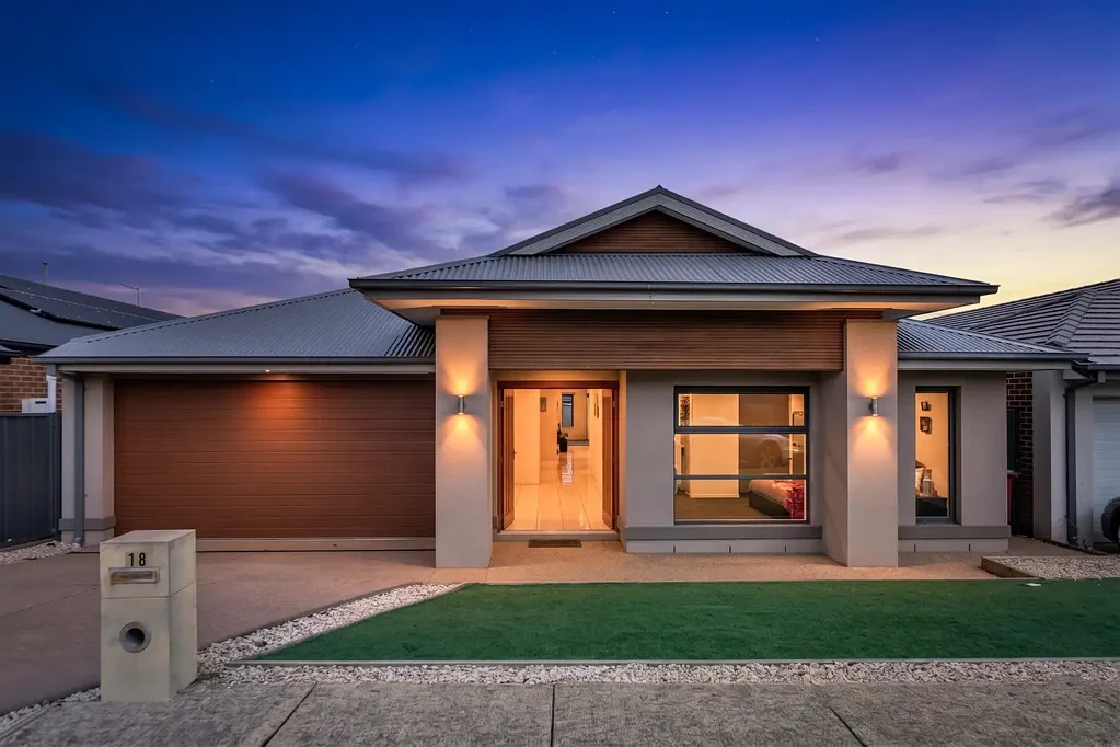 Clyde 4房  Luxury Family Home on 448m² Land by Carlisle Homes - A Perfect Blend of Style, Comfort & Convenience!