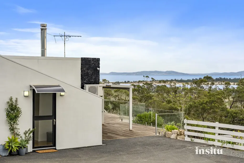 Forcett 4房  Private Coastal Retreat with Endless Opportunity and Income Potential on an Acreage.