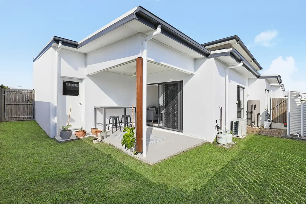 Contemporary Residence with Multiple Living Zones in Sought-After Nirimba
