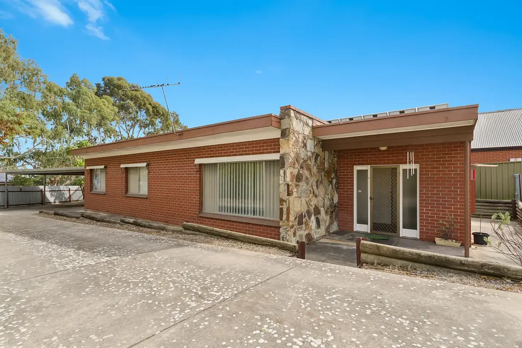 Vista 3房  Dual Road Frontage – Endless Potential in a Peaceful, Tightly Held Foothills Setting