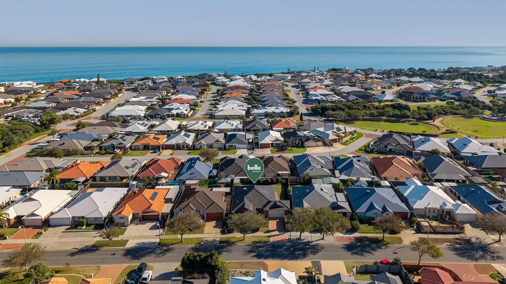 Halls Head 5房  Coastal living, fully renovated & move-in ready.