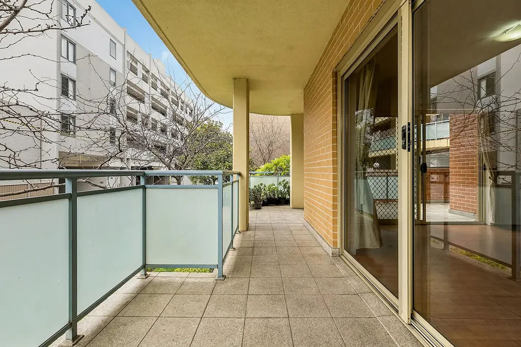 Homebush 2બેડરૂમ Bright double brick apartment in a quiet location