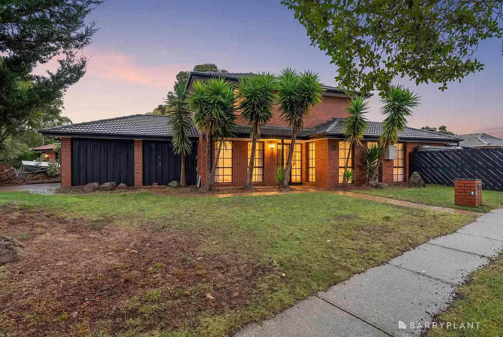 Melton West 4房 宽敞657m²地块 多个生活区域 主卧带衣帽间 巨大客厅 木制U形厨房 双车位车库 宽敞后院 Corner This One